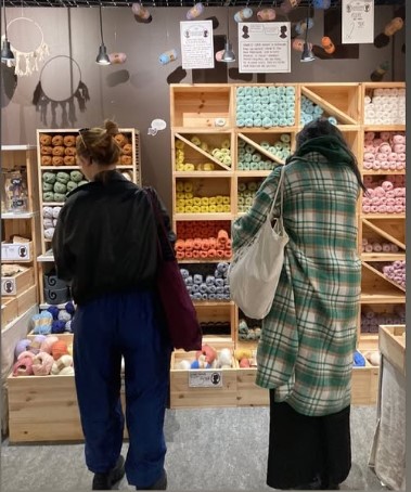 Camille en train de travailler au crochet